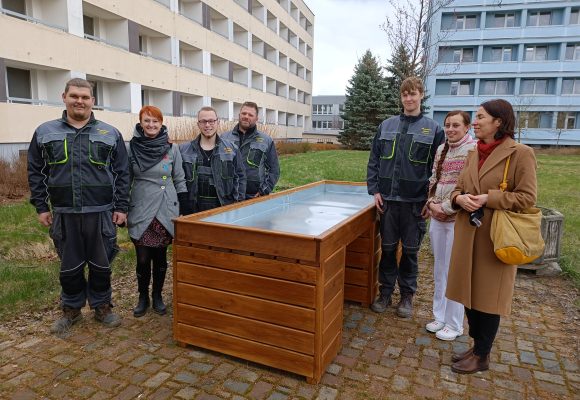 Pacienti na vozíčku mohou v naší nemocnici nově zahradničit