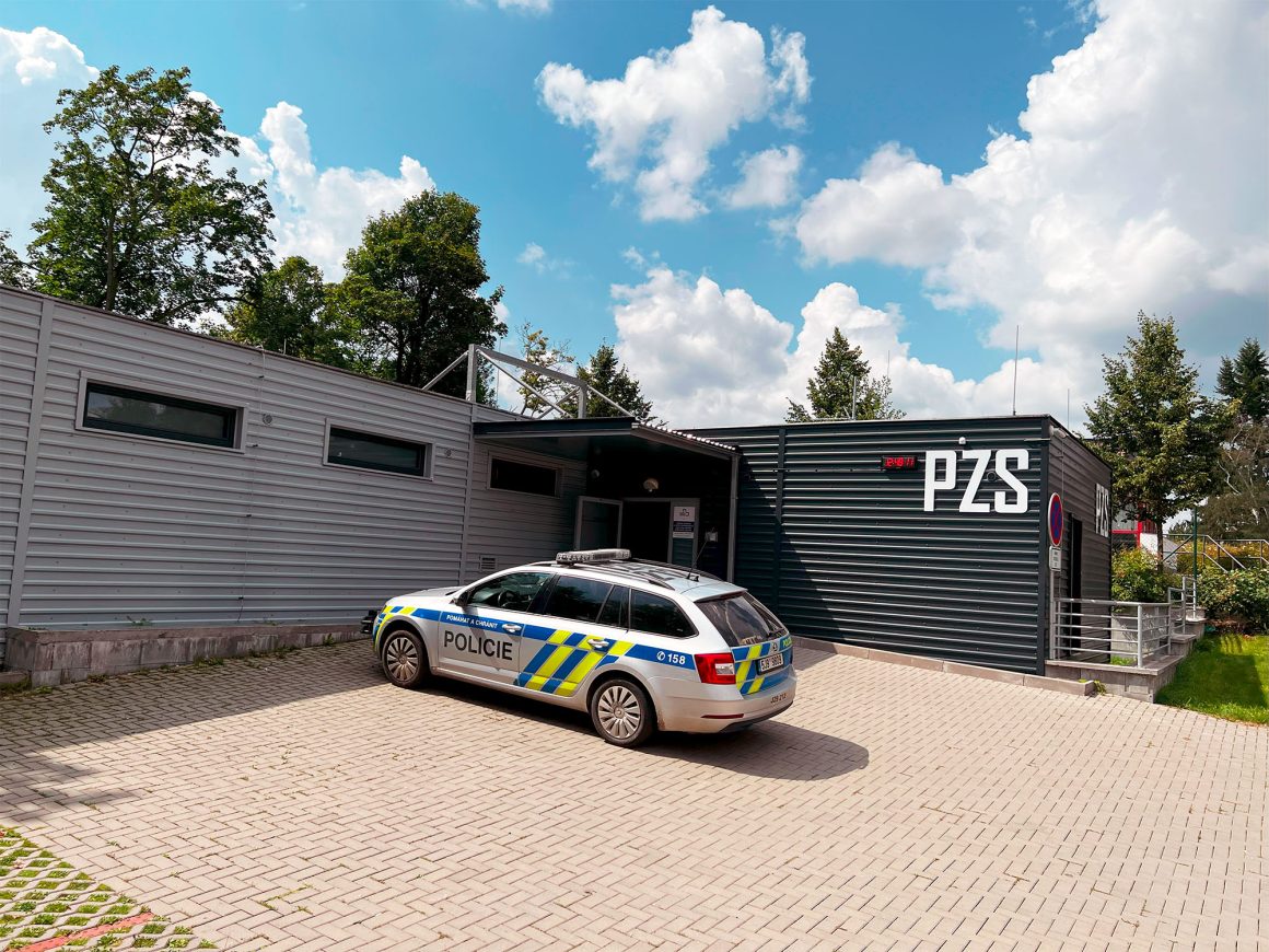 PZS_title protialkoholní záchytná stanice Jihlava a policejní vozidlo